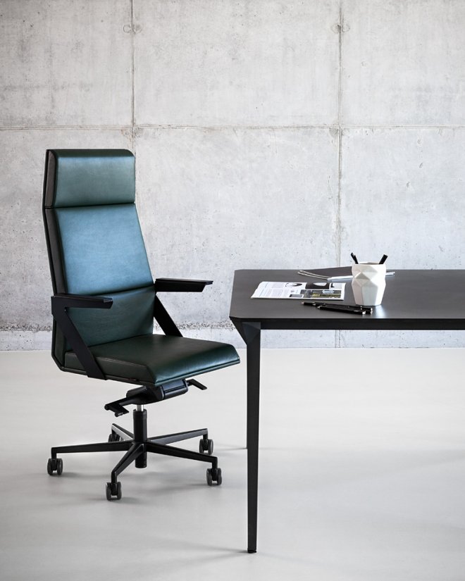 vank-fil-armchair-four-desk-office-arrangement.jpg