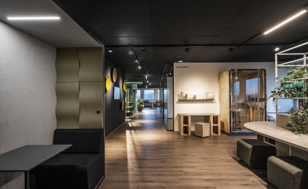<a target="_blank" rel="nofollow" href="https://vank.design/de/produkt/wave-offene-akustikboxen">Offenes akustisches Zwei-Personen-Pod&nbsp;VANK_WAVE,</a>&nbsp;<a target="_blank" rel="nofollow" href="https://vank.design/de/produkte/cube">Doppelschreibtisch mit mobilem Hocker&nbsp;VANK_CUBE,</a>&nbsp;<a target="_blank" rel="nofollow" href="https://vank.design/de/produkt/ellipse-1-personen-akustikboxen">Akustisches Ein-Personen-Pod&nbsp;VANK_ELLIPSE_BIO</a>