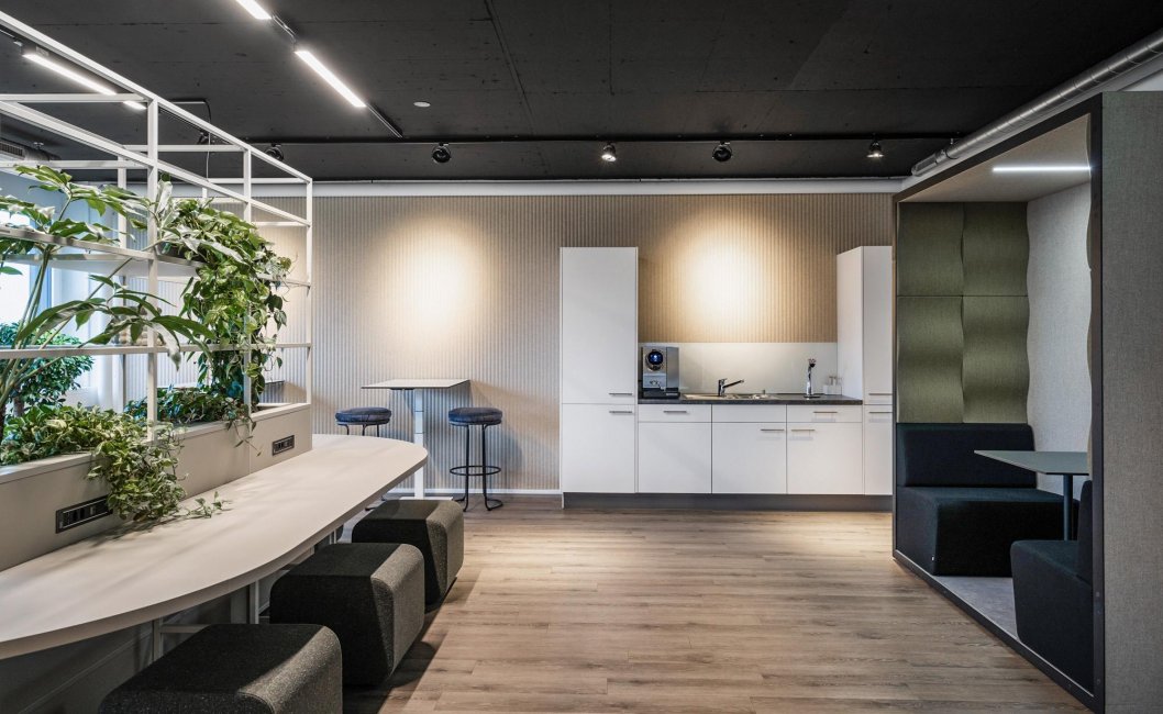 <a target="_blank" rel="nofollow" href="https://vank.design/de/produkt/wave-offene-akustikboxen">Offenes akustisches Zwei-Personen-Pod&nbsp;VANK_WAVE,</a>&nbsp;<a target="_blank" rel="nofollow" href="https://vank.design/de/produkte/celoo">Poufs&nbsp;VANK_CELOO</a>