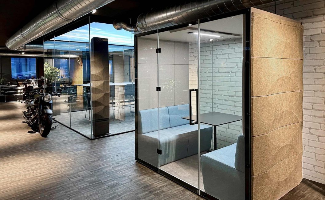 <a target="_blank" rel="nofollow" href="https://vank.design/de/produkt/flat-akustikboxen">Akustisches Drei-Personen-Pod&nbsp;VANK_ELLIPSE_FLAT_BIO&nbsp;mit TS-Ausstattung</a>